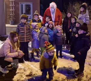 Saint-Julien-du-Pinet : les enfants décorent le sapin de Noël du village