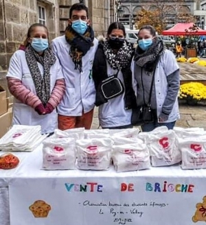 Des brioches vendues par les étudiants infirmiers sur le marché ponot