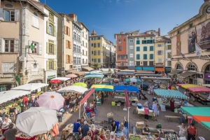Puy-en-Velay : le marché du samedi maintenu, des Ehpad fermés, la Vague en accès restreint