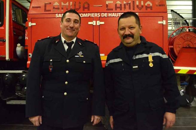 Le lieutenant Nicolas Russier, chef du centre de secours, et l&#039;adjudant chef Luc Chantre, président de l&#039;Amicale et décoré pour 25 ans de services.|||