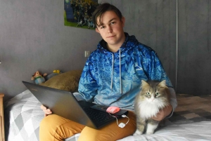 Clément Celle travaille en compagnie de son chat