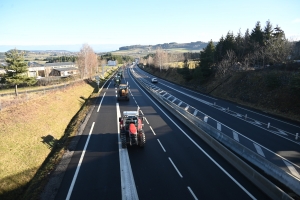 Un convoi de tracteurs est parti de Monistrol sur la RN88 et se rend au Puy-en-Velay