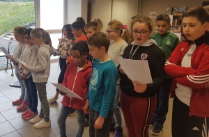 Vorey-sur-Arzon : les écoliers chantent à la maison de retraite