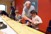 Monistrol-sur-Loire : des enfants apprennent les rudiments du travail du bois