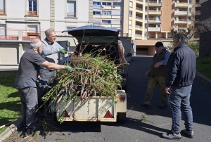 Le Puy-en-Velay : le collectif en action pour nettoyer le jardin de la Résidence Sainte-Croix