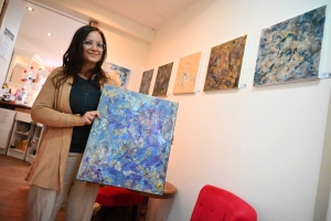 Monistrol-sur-Loire : MOZ expose ses peintures acryliques dans deux commerces