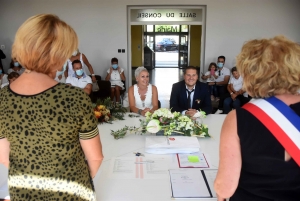 Saint-Didier-en-Velay : les invités viennent pour ses 40 ans, ils assistent à son mariage