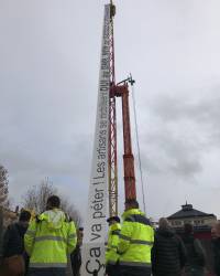 Carburants : une banderole accrochée à 40 m de haut sur un manège de la fête foraine du Puy-en-Velay