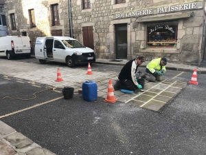 Montfaucon-en-Velay : le village prend soin de ses pavés devant la mairie