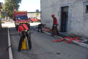 Yssingeaux : les pompiers font descendre un blessé par la façade