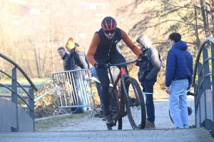 Cyclisme  : 145 coureurs dans le dur et dans la boue au cyclo-cross de Brives-Charensac