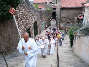 Le Puy-en-velay : des processions tout l&#039;été jusqu&#039;à la statue Notre-Dame de France