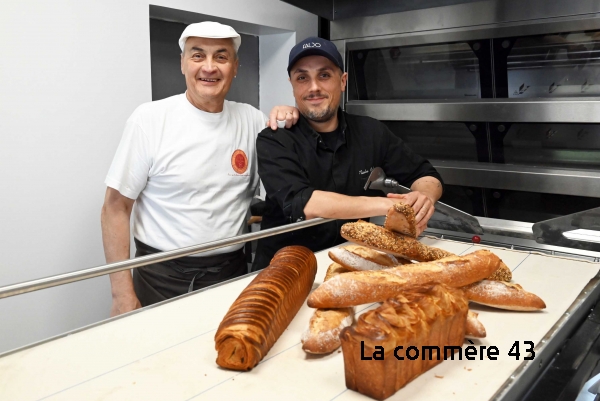 Nicolas Bacheyre avec son père Jean-Louis, un champion de la boulangerie||