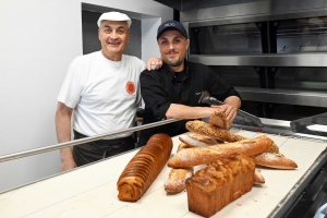 Nicolas Bacheyre avec son père Jean-Louis, un champion de la boulangerie||