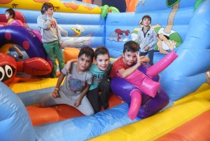 Vacances pluvieuses, enfants heureux avec les structures gonflables à Saint-Maurice, Retournac et Saint-Ferréol