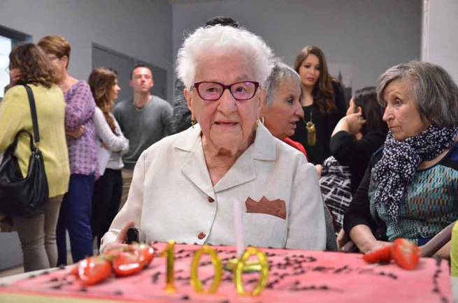 Antonia Bayle a eu 100 ans vendredi.|Antonia est entourée par sa nièce Nicole Tonda.|Une vingtaine de membres de sa famille sont venus souhaiter un bon anniversaire samedi à l&#039;aïeule.||