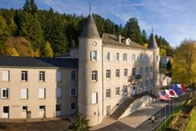 Le château de Montbarnier abrite l&#039;Ecole de pâtisserie.||
