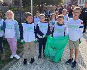 Dunières : les écoliers ramassent les déchets dans le bourg