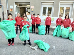 Dunières : les écoliers ramassent les déchets dans le bourg