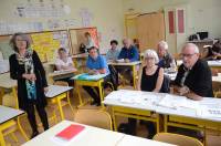 Les cours dispensés par Evelyne Jacquet se déroulent dans une classe de l&#039;école publique.