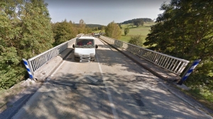 Saint-Victor-Malescours : une voiture heurte le trottoir d&#039;un pont et perd une roue