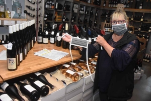 Monistrol-sur-Loire : la caviste offre un masque à chaque client