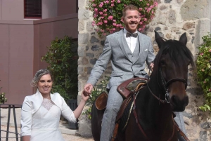 Yssingeaux : Julie et Damien arrivent à cheval à leur mariage