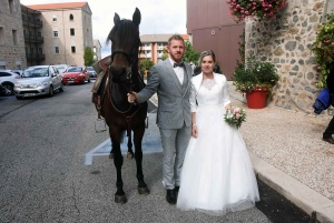 Yssingeaux : Julie et Damien arrivent à cheval à leur mariage