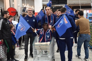 Le Puy Foot : les joueurs posent avec les maillots et le trophée de la Coupe de France