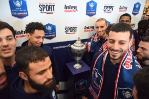 Le Puy Foot : les joueurs posent avec les maillots et le trophée de la Coupe de France