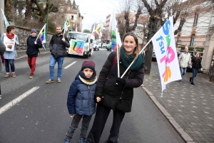 Puy-en-Velay : entre 700 et 1200 manifestants, un mur de la connaissance devant la préfecture