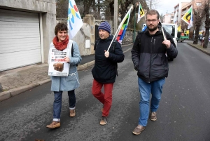 Puy-en-Velay : entre 700 et 1200 manifestants, un mur de la connaissance devant la préfecture
