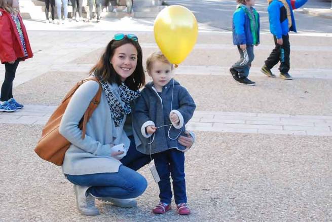 La mignonne Emma et son ballon jaune.|Les enfants piaffaient d&#039;impatience et n&#039;ont pas attendu 17 heures pour libérer leurs baudruches.|Certains enfants, plus patients, ont lâché leurs ballons à l&#039;heure prévue.|||