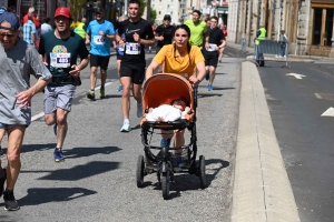 1 019 petits et grands coureurs sur l’asphalte des 15 km du Puy-en-Velay (photos)