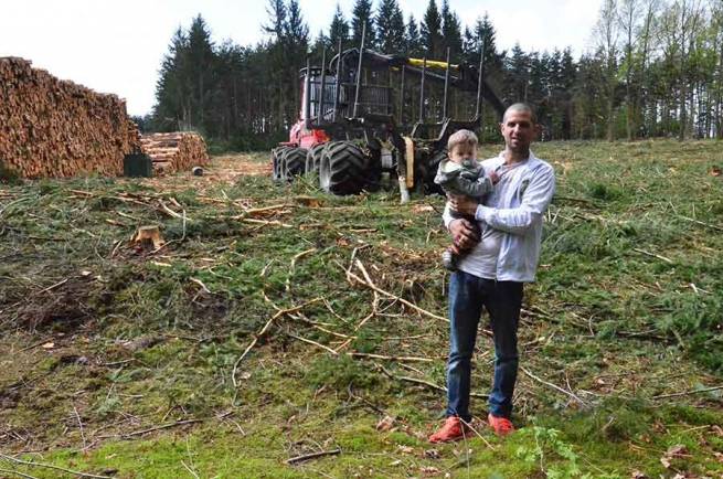 Mickaël Montalant a acheté un bois sur lequel il aménage actuellement son futur marché aux puces.||