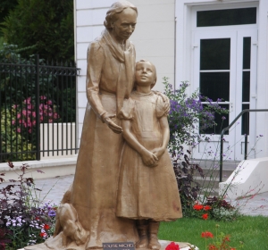 Statue d&#039;Emile Derré de Louise Michel, une enfant dans ses bras, un chat à ses pieds