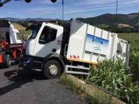 Langeac : le camion-poubelle en fâcheuse posture dans un champ de maïs
