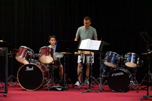 Saint-Maurice-de-Lignon : les percussionnistes sur la scène de la salle Latour-Maubourg
