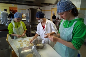 Le Chambon-sur-Lignon : les collégiens cuisinent un repas néolithique