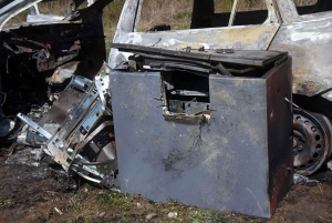 Un distributeur de billets arraché à Ambert, retrouvé dans un voiture brûlée en Haute-Loire