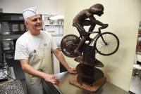 Tence : Philippe Chambouvet réalise un cycliste tout en chocolat