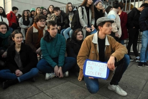 Monistrol-sur-Loire : grève spontanée au lycée Léonard-de-Vinci
