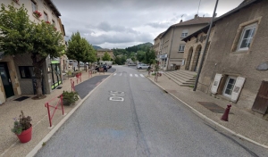 Saint-Julien-Chapteuil : un différend vélo-voiture qui se finit contre un poteau