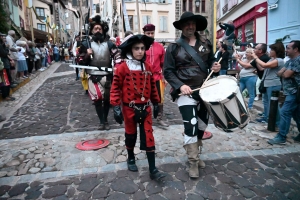 Au Puy-en-Velay, les fêtes du Roi de l&#039;Oiseau sont lancées pour quatre jours (vidéo)