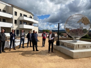Bas-en-Basset : un globe terrestre géant fabriqué par des lycéens à l&#039;esplanade Fontbonne