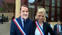 Emmanuel Macron et Marine Le Pen, bras dessus, bras dessous, à Beauzac