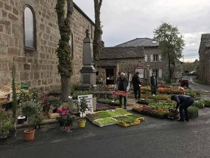 Chenereilles : un marché aux fleurs et un vide-greniers gratuit samedi