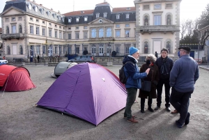 Affaire Madama : des tentes plantées devant la préfecture de Haute-Loire