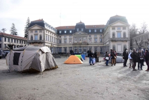 Affaire Madama : des tentes plantées devant la préfecture de Haute-Loire