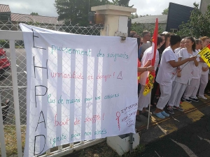 Cayres : les salariés de l&#039;Ehpad manifestent pour de meilleures conditions de travail
